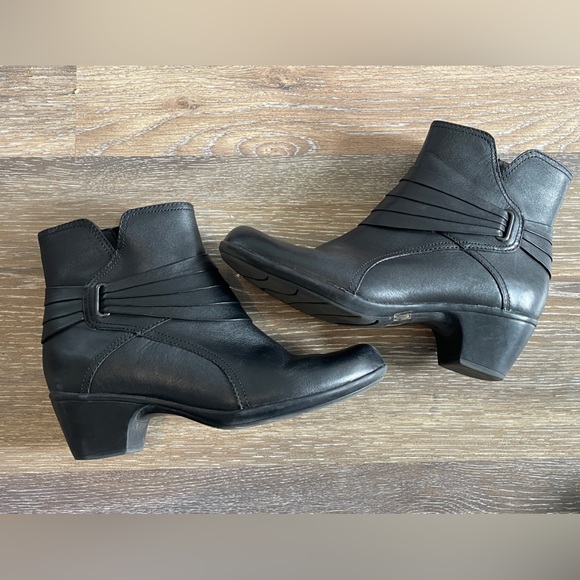 Clarks Bendables Black Leather Ankle Boots - Picture 3 of 9